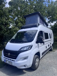 Obytný automobil Campervan se střešním stanem