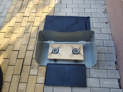 Plynový vařič  Meva Rivet  včetně podložky a ochrany proti větru a grilovacího tácu