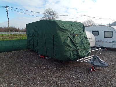 rezervace: HTD plachta pro karavan 500-550cm